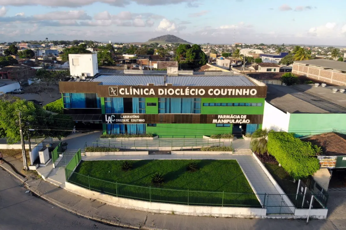 Prédio da Clínica Dioclécio Coutinho visto de cima, em Carpina