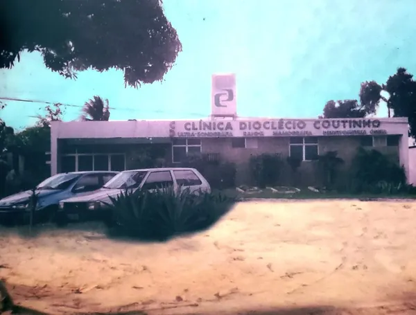 Foto antiga da clínica: a fachada de antigamente